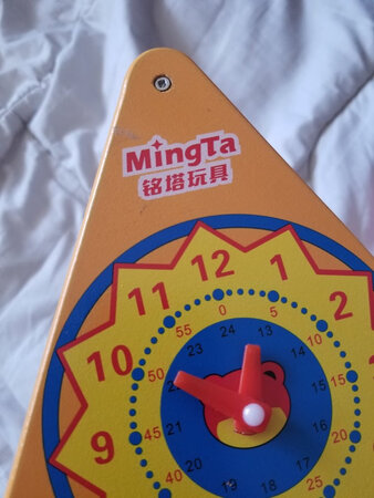 之前在实体玩具店买过一些铭塔的玩具，感觉还算可以，于是趁着双十一有活动的时候在京东上选择了一些同样品牌的玩具。因为信任京东自营，几乎都是在京东自营店里选择的。发货速度都是可以，唯一不满的是各种小瑕疵，比如木棍结合处有胶溢出（多处），珠珠颜色及形状不一，小木块贴图及木块本身有残缺部分，白板及其他面也划痕和胶痕，镂空部分不知道是落的灰尘还是喷漆不到位看着黑乎乎的……整体非常不满意，但懒得调换了。