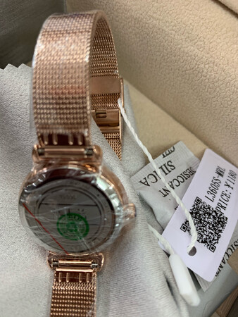 刚刚收到，包装严实，打开看也挺高大尚，而且时间已经是调准的，还用保鲜膜包裹住整个手表，挺窝心，就是不知道性能如何？！总体感觉满意的一次购买，还谢谢小编不厌其烦的回复问题，