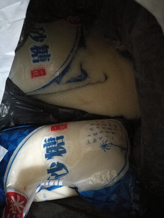 买了三袋，一袋坏了，申请换货，京东很快送来一袋，满意