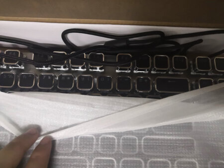 键盘灯光非常漂亮，手感不错，非常灵敏，磁吸拖手很方便好用，键位还可以调节灯光，我买的这款是黑轴手感很好不过压力不大回弹快很好用，调节纽的设计也很不错按键做工挺不错使用时磨砂的手感也很好，京东配送非常快包装完好非常喜欢。?质量不错值得购买。