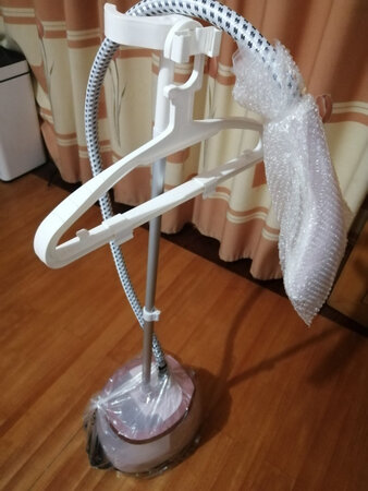 京东购物就是方便，虽然这次是双十一买的，但也隔2天就到货，这次活动价格很实惠。这款挂烫机外观漂亮，安装方便，使用起来也方便。虽然还没用，但感觉不错。等到时用了再来追评蒸汽大小或熨衣效果。快递小哥服务也很到位。总之很满意。