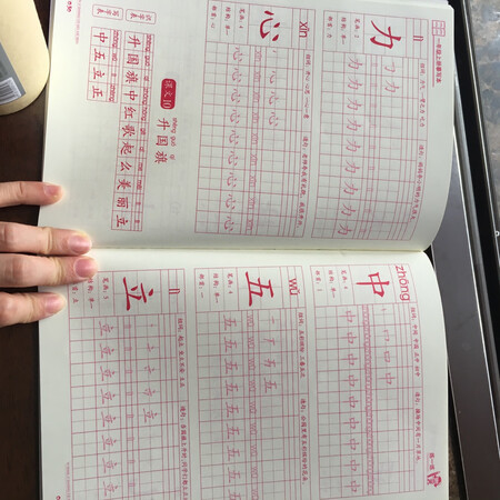 生字誊写本对于写字不好看的一年级孩子来说，不错的选择。