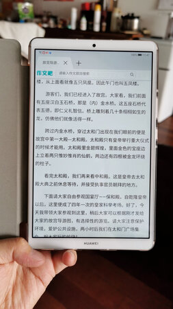 运行速度：非常快
轻薄程度：和苹果mini大小差不多，刚好合适。
屏幕效果：2K显示屏，很满意。