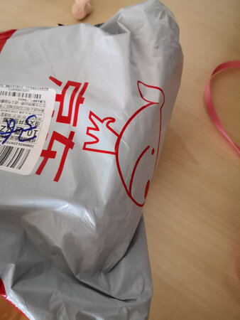 包很好看，京东自营的品质还是一直信赖的。包包的五金看上去的质感还是不错滴，唯一缺点是寄过来的时候能不能有个盒子什么的装一下，就一个京东塑料袋裹着，打开里面就开始拆包装袋了。