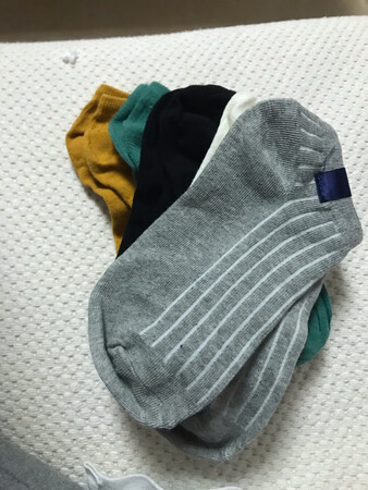 还行吧，不是非常满意，不过价钱这么便宜就将就了。袜子与图片色差较大，另外一双还变成了黑色，手感不像图片看起来的那么舒服，图片里面标签是撞色搭配，看着挺好看的，结果实物全部是一个深色，不好看。希望穿着舒服和耐穿吧，到时上脚了再追评。