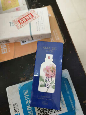 东西收到了，但是没有什么香味，使用了一下也没有什么感觉，再多用几天了看看对皮肤有没有什么好处吧