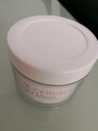这款瓷肌五谷焕彩面膜很好很好，美白效果确实的好，非常适合我的皮肤，已经买过多次，今次购买赶上活动，价格很优惠，存在备用。打开有淡淡的清香，涂在脸上很舒服，洗完脸之后感觉脸部紧致细腻，清爽滑滑，有效改善暗沉无光泽。瓷肌值得信赖，会继续光顾的。