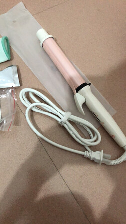 卷发棒实物跟图片描述一样，看中了这款很久，价格上便宜实惠，销量上也看很多人买，说明上有加热释放精油保护头发，这个是亮点，头发吹吹烫烫容易伤到，枯燥开衩，希望这个能减少损伤吧。比较了几家跟别的平台，京东这里最划算了。