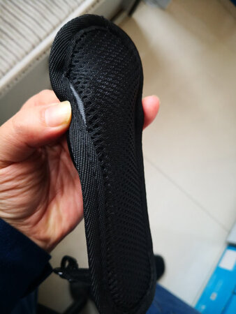 买他们的包，也是奔着他们的品牌，要知道他们的包比别的贵一两倍还多，谁知道质量这么差，换了几次都是次品有问题。还不如以前三四十买的包。然后客服还很热情的说，还可以换货呀！现在可以基本确定这家厂家连质检员都没有，因为买了个次品，店家让换，然后换回来的还是次品，一样的位置坏了有问题不合格，然后店家还让接着换……。他们这是想让顾客免费给他们当质检员啊！大概他们的策略就是利用大家不想麻烦换货退货的思想，能哄一个是一个，能骗一个算一个，即使你维权，也只能换货或退货，耽误的时间费的劲儿他们才不管，然后一点责任都不用负责，还美名其曰消协规定的就是只能退换，不用赔偿。规则的空子让他们钻完了。所以你要不怕麻烦，就买他们的包吧，相信应该能调换出一个好一点的包吧。不说了，我还得接着换呢……?