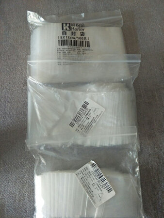 容量大小：满意
抽气体验：很好
商品质量：很满意
厚薄程度：薄厚刚好
适用场景：小到7-5号电池，大到充电宝，都可以放进去