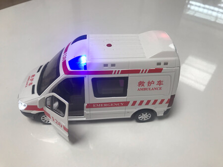 宝宝看别人的救护车也想要一个，答应了放学带救护车去接他，就京东的配送最快了，上午下单下午就能送，而且这个救护车价格也不贵。拿到手后感觉质量还不错，应该是合金的小车，车门都能打开，也有声光效果。放学拿给宝宝果然是爱不释手，引的小同学们都驻足观看，看到孩子们的笑脸，感觉真是值了！