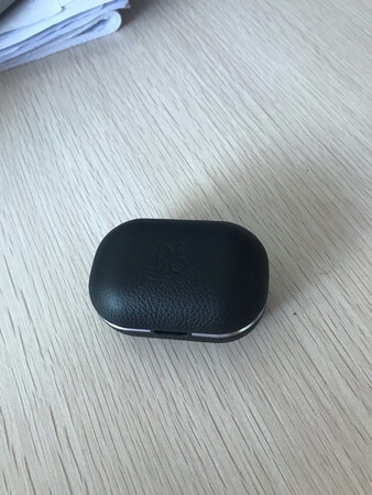 耳机做工精细，低音效果很好，就是第一次买用的不是很习惯，整体来说挺不错