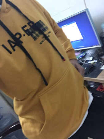 卫衣质量很好，面料柔软舒适，颜色很正，客服推荐的码数很合适。还没下过水不知道会不会掉色，做工细致，穿上休闲好看帅爆了，酷酷酷！适合撩小姐姐。