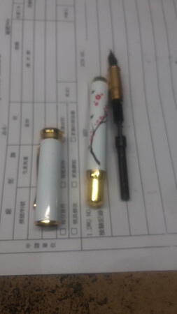 装墨水的地方会漏墨水出来