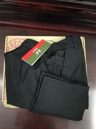 到货很快哦！裤子布料柔滑抗皱，车工很好，穿着透气舒爽，这个价格很超值！可惜我买大一号了，裤头有点掉?打算再买一条灰色的