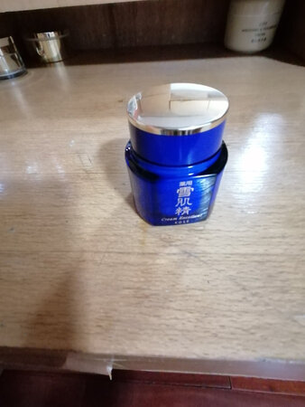 雪肌精品牌非常好，面霜粘稠但又不油，提亮效果很好。
