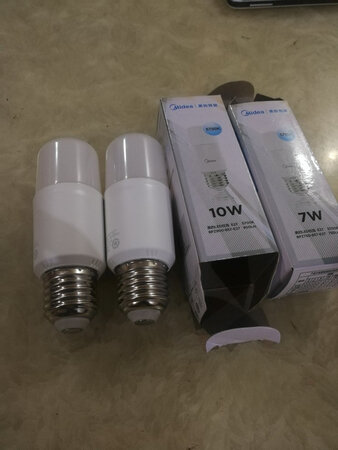 美的LED灯光有点偏暖，没那么白，跟球形LED灯相比，体形细了很多，以下图片中一个是10W的，一个是7W的