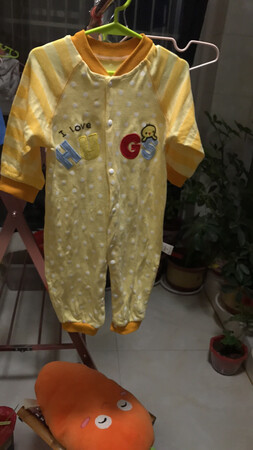给儿子买的连体衣服，可惜了，天冷了，哈哈哈 看着不错 等暖气好了 看能不能穿。