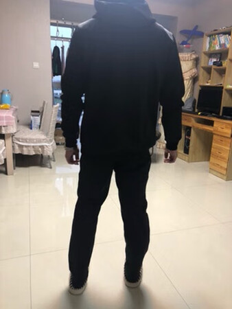 物流很快 衣服款式好看，很潮。尺码合适，料子质感也很好