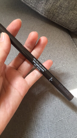 伊蒂之屋的眉笔，是我自从学会画眉以来就一直使用的一款眉笔，以前头发染了颜色，选茶褐色的很适合，现在换了黑色发色，我就换选了深灰色，妆感自然不突兀，哈哈哈，简直是完美～～～
而且眉笔是两头的，一头是笔、一头是笔刷，画眉简单方便，一画一刷，眉妆自然又漂亮，不会画眉或者感觉画眉困难的小姐姐小哥哥，赶紧入手一支试试吧，多种颜色可选，挑战任何妆容！哈哈哈，好评哦～