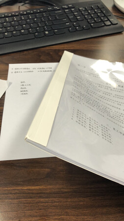操作难易：很方便 搭配得力的胶装机用的 配了a4的皮纹纸使用 做标书没问题
装订方式：搭配得力的胶装机用的
装订效率：很快 做一本加上冷却时间大概8分钟
产品质量：暴力摇晃都不会散开
装订效果：整理好对齐 效果很棒
