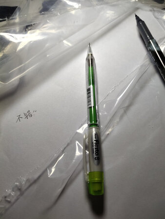 纸张品质：顺滑，有一点小味道
纸张厚度：合适，不薄不厚恰恰好
其他特色：不错～