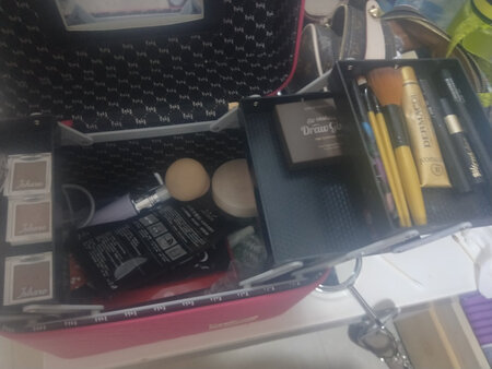 超级好用，很服帖。粉扑也特好用。化妆品基本都在这家买的，都很不错而且实惠。