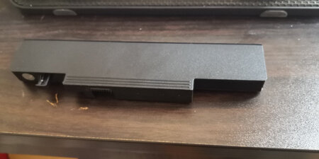 产品包装：很好，没有破损，很好，还有防震措施。
材质做工：材质很好。
外观设计：跟原装差不多。
使用效果：效果还是很好，可以续航2个小时。
安装操作：很原装一样。
用起来还是很不错，和原装相比，价格比较实惠，性能跟原装比起来查的不多，整体很满意，很喜欢。材质很扎实，用料很足。物流很快，快递小哥很辛苦，比较推荐。