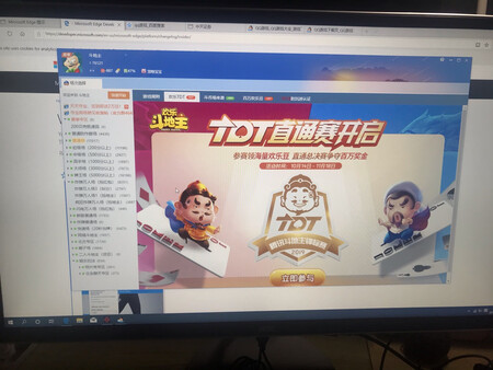 外形外观：外形不错，背面是白色
性能配置：i5配置对于一般上班族够用，炒炒**，玩玩游戏也绰绰有余，4000左右的价格真是性价比很高了，aoc的品质也得到了很多人的认可
运行速度：运行速度也非常快
屏幕效果：画质清晰，看着很舒服
产品包装：包装非常仔细，一层又一层，保护的非常好
其他特色：随包装送了鼠标垫很贴心，质保三年，用着很安心