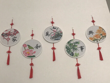 小东西挺不错的，叮叮**砸到墙上，大小合适，钉子眼很小，看不明显，订的很结实