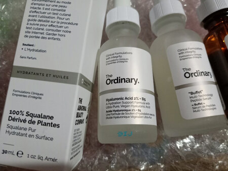 使用感受：吸收很快
适合肤质：适合干性，混合性肌肤
吸收效果：吸收很快
保湿效果：补水保湿
其他特色：简约包装，补水保湿，性价比很高！