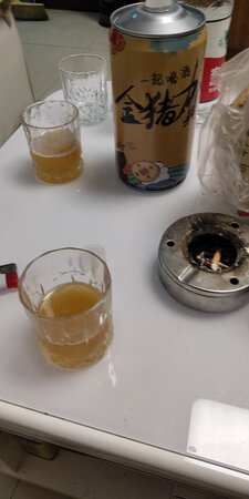 这个啤酒算是国产精酿我比较喜欢的一款了吧。买了好几次了，这个是新包装的，但是味道和以前的还是一样，包装挺好看的，一张两瓶装的，送人还是平时喝都不错，但是开了以后喝不完那个盖子不密封，放半天味道就不好了。我买酒一般都是按照一个人一筒子的量买的，后劲足，喝着也舒服，配点小吃贼得劲儿。