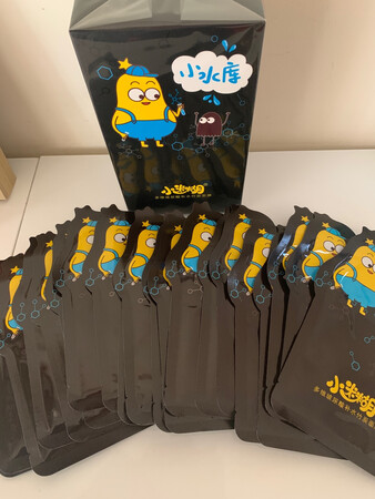 京东的到货以及送货速度真得是没的说。半夜十一二点下的单，第二天上午就到了。
产品质感：包装很好，涉及暖萌，面膜淡淡清香。
贴合效果：正好贴合全脸，不起泡。
使用感受：凉凉的很清爽，不油腻，很滋润。
补水效果：坚持用段时间，再评论。
适合肤质：适合各种肤质的补水，控油。