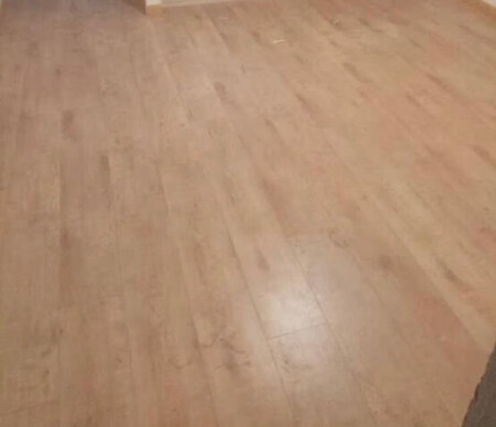 地板终于到货了，收到货的时候真的惊喜到了，颜色太漂亮了正是我想要的，装修师傅技术特别好贴出来的效果真是好的不要不要的，关键他还没什么异味，最闻不得一些怪味了，卖家很耐心的回答我的提问，总之很不错的一次购物，非常值得推荐的店铺还有贴心的卖家！