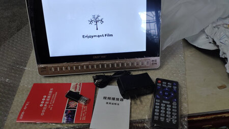 安装难易：容易
外形外观：可 
做工质感：价钱相当
音质音效：能听，能看
其他特色：简单易用，64G的U盘也识别很快
