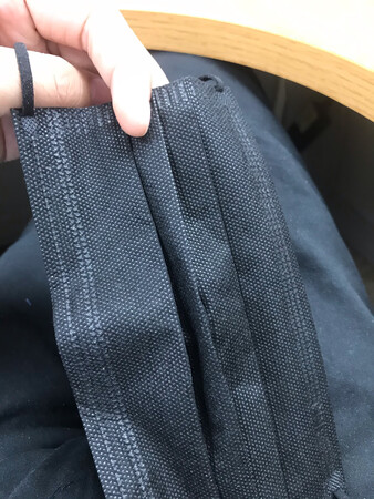 最近买的最合心意的一件东西，口罩厚实用料考究，合几毛钱一个的口罩比药店里买的1块多的好太多，这个是三层的，药店买的一次性口罩都是单层的。
坐地铁天天人挤人的太容易传染感冒，戴上这个口罩放心多了，也不怕传染给家人，我是一天或两天换一个，一袋子能用俩月，很好，用完再来买。