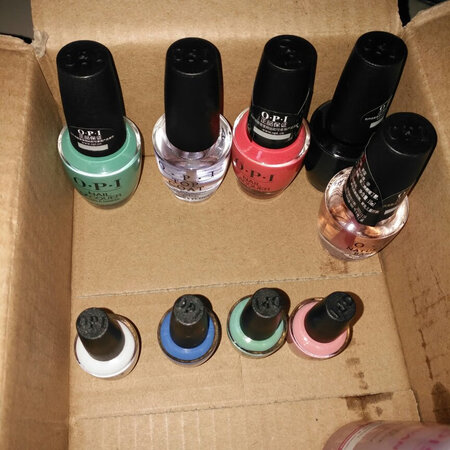 这个套盒诗临时挑选的，听说opi的甲油成分相对安全，并且去美甲店都推荐贴甲片光疗甲什么的，不想去美甲店就自己买来做了，希望真的是不伤害指甲的甲油
