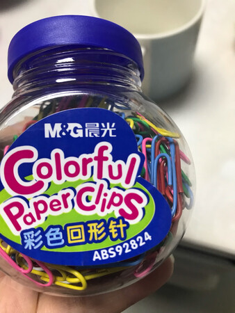 做活动买的，经济实惠还便宜，用处还不少呢，比如~1做小玩艺呀，把它拗一拗，就可以做成漂亮的一颗心了。（工艺品）。2钻眼工具（弄直，用火烧过后在薄型的塑料材料上钻眼）。3代用挑针（弄直磨尖，代针做些挑的工作）
4启智玩具(把回形针弄直做出一些形状、数字、字母等东西，在配以各种颜色，挂在幼儿的床头，最好同风铃挂在一起，使之摇摆发出声音。可使锻炼幼儿的视觉能力。锻炼幼儿的感观能力)等等