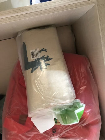 抱枕眼前一亮，布料真是非常好，真心喜欢订做的尺寸大小都合适。 沙发套收到了，效果不错 显得比较有质感，还不错，手感蛮好的，颜色简单大方大气，，准备再入手一个，当坐垫用。再买一个小靠枕～很好，质量也不错，和家里风格很搭！