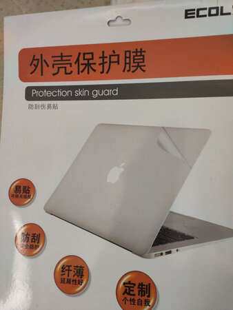 第一，这东西没有练过的人，千万不要自己贴。我就是自己买了后，自己贴，结果费神还浪费钱。。效果如下图。
第二，没有专业工具的话，也别自己贴。家里的常规器械在普通人手里起不了多大的变化。
第三，，几十块钱买的这么个塑料膜，连个工具都没有？？忒**搞笑了吧？
东西买的早了，一个月时间里，电脑接二连三出问题。京东方面的处理以及戴尔官方的售后。特别麻烦。让我很头疼。
可谓是花大钱受大罪呀。。。
官方美其曰买电脑不带赠品是把赠品钱少了。拜托?买了这么贵的东西，，你们送几个赠品还不行吗。资本家就是抠门。。。不好意思，借贵平台吐个槽哈。。。
东西质量也就那样吧，，只要碰触的对象不是硬的和尖的，基本问题不大。我试了下，用钥匙适当画了下，就花了一个点。
最后个人建议，买前找客服问清楚有木有带够赠品工具。
买的时候也三思一下，，看看自己能否贴好，还是去实体店找专门的人贴。算起来也多不了几块钱。。。免得自己贴浪费了精力和财力。还弄的不开心呢。