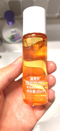 外形外观：使用很方便，一按就出来了，量也不大：
产品质感：还可以吧；
适合肤质：各类肤质都可以用，可以试下；
遮瑕效果：遮瑕还可以，基本看不见雀斑什么的了；
保湿效果：夏天没问题，冬天的话还得抹霜；
其他特色：防晒也还行