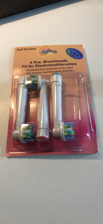 已弃用，可惜了剩余的三个。建议花同样的钱，买一个原装的。缺点有两点: 
一，黄色的塑料片是硬的，在刷牙时会刮的牙龈疼。
二，插口的大小和牙刷不匹配，插拔非常费劲。