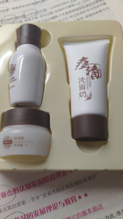 用的已经见底了，刚开始就是买来试试，毕竟我也是个长痘痘的长时间困扰者，痘痘首先味道是有中草药的味道的，还可以接受，有一点效果，不过这个对于那种脓肿的痘痘来说没有用，因为根本消不下去，只有那种已经挤过的痘痘来说有效果，涂上的感觉挺清凉的，一般吧，没有特别好，也没有特别没有效果