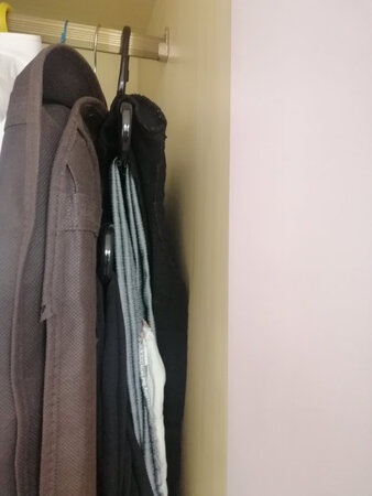 外形外观：好看大方简约，装完裤子不显臃肿。
承重能力：耐重，挂了六条裤子，没问题。
产品材质：结实得很。
安装服务：不用安装，拿来即用。
不知道为什么非要100字，这个裤架看起来简单，用起来方便，第一次尝试，衣柜一下子整齐很多，真的是好东西，又不贵，看好的放心购买吧。