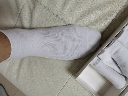 一直在京东买浪莎，质量可靠。袜子穿着舒适透气，很满意。