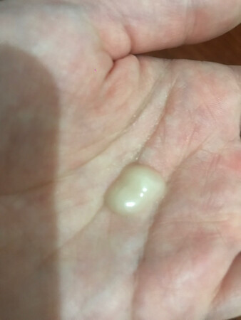 适合肤质：特别油的皮，用起来没负担，不粘腻不泛油。
使用感受：还挺舒服的。看这包装主观判断，感觉应该是四五十岁左右用的，但是现在的年纪用四五十岁的产品才会安心。
吸收效果：看着挺粘稠，其实并没有，吸收还是很快的。
其他特色：感觉这一瓶说是三十毫升里面看着好少哦，不禁用。