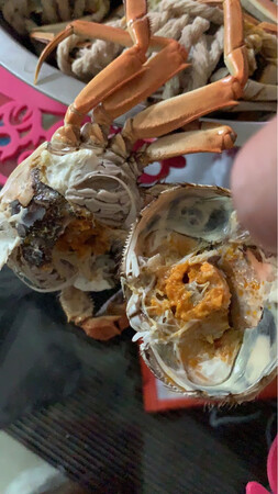 京东购物这么多年第一次评论。这个蟹也太小了吧，没称重，但绝对没有3俩，如果偏说要有，绳子可能有1.5两。
蟹黄就这点，里面还是空的。以后不会再买了。