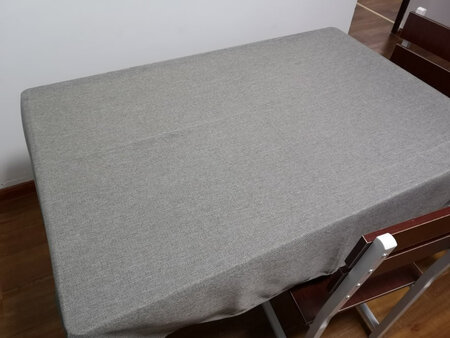 质量很好，手感摸起来很厚实，铺在桌子上特别整洁