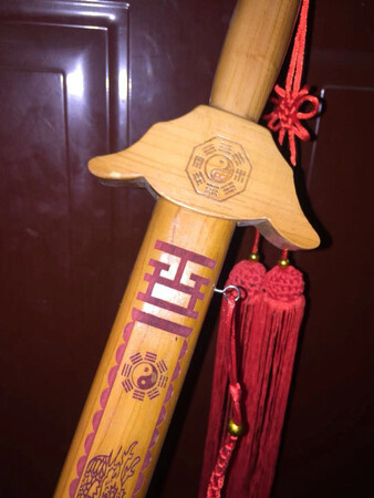 朱砂桃木剑不错，找人鉴定过了是真桃木，木纹清晰，雕工不错。古人云一阴一阳谓之道，有些事宁可信其有，不可信其无。放在家里镇宅避邪，趋吉避凶。不错不错 不错