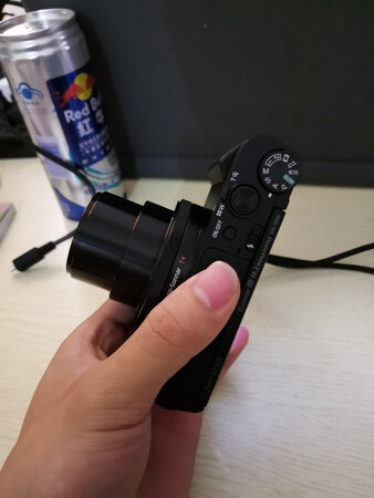 快递送货还是挺快的 ，相机比较小巧，拿在手上手感很好 挺满意的